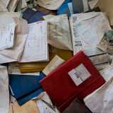 ...mentre i pavimenti degli uffici sono completamente ricoperti da faldoni di documenti...