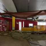 ...e possiamo raggiungere attraverso un passaggio il bar-ristorante "Mediterraneo Caf�"...
