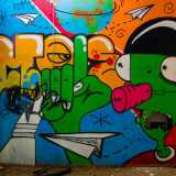 ...graffiti e disegni coloratissimi che donano un po� di vita al grigiore circostante
