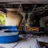 Un rogo ha evidentemente bruciato il tutto, persino parte del soffitto, risparmiando solo un divano blu che doveva servire a far accomodare gli ospiti che entravano