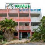 Ci ritroviamo cos� davanti a un fabbricato quadrato di tre piani di colore bianco e rosso sbiadito circondato da palme rigogliose ma non curate. Sul tetto svetta l�insegna verde e arancione: l�unico elemento rimasto ancora intatto