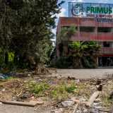 L�edificio lo si scorge percorrendo la provinciale 236 che porta a Sannicandro e Cassano. Per raggiungerlo basta imboccare l�uscita Bitritto Nord, fino a giungere in via dei Cedri, dove si staglia, spalancato, il cancello d�ingresso del complesso