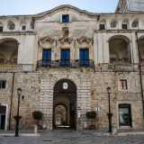 Il nostro punto di partenza � piazza dei Martiri, l� dove si staglia Palazzo De� Mari, sede del Municipio di Acquaviva