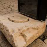 ...seppur interrato � messo in evidenza dalla presenza di una stele di pietra e di una targa commemorativa