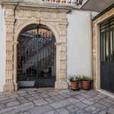 ...arriviamo al �clou� del nostro viaggio. Ci dirigiamo in via Supriani, l� dove accediamo in uno splendido palazzo del 700 dal portale in pietra finemente decorato