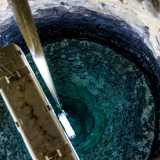 Notiamo come il colore cambi di gradazione man mano che il buco diventa pi� profondo. L�effetto � dovuto alla diversa consistenza degli strati di roccia e al loro differente livello di porosit�