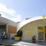 Il nuovo punto di riferimento per i fedeli di Fesca � il capannone che racchiude la Chiesa Ges� di Nazareth