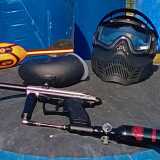Caschetto e marcatore da paintball