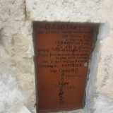 Una porta a Polignano a Mare, decorata con una poesia di Edgard Allan Poe e da un acrostico di Guido Lupori