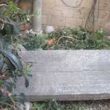 Coperchio di Sarcofago di epoca medievale  con incisioni sito nel prato del cortile esterno del Castello
