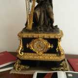 Un antico orologio da tavolo 