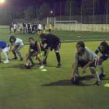 Sul campo di allenamento delle Patriots. Le ragazze provano il passaggio all'indietro 