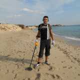 Giovanni con il metal detector sulla spiaggia
