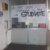 Romanazzi: uno striscione affisso all'ingresso della scuola