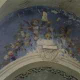 Decorazione parietale del 700 all'interno della navata principale della chiesa raffigurante due putti