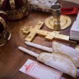 Le corone, la croce e le candele che gli sposi reggeranno durante il rito