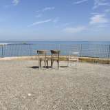 Sul lungomare capita di trovare alcune sedie usate dagli anziani nelle serate estive