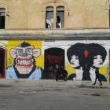 Alcuni murales dipinti sulla parete dello stabile