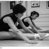 L'insegnante di danza classica Deborah durante un esercizio di stretching