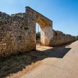 Per raggiungere la Piscina basta imboccare viale Boschetto, una strada rurale che parte dalla periferia sud di Conversano. Percorriamo all�incirca un chilometro prima di imbatterci sulla nostra sinistra in una cinta muraria alta tre metri