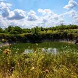 Proprio quello specchio d�acqua che cominciamo a intravedere quando la natura attorno a noi si fa pi� selvaggia, dominata da rovi, sterpaglia e fichi d�india