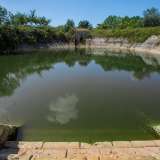 Certo, il suo colore verdastro non invita a un bagno, ma sorprende la perfetta struttura in cui � raccolta, fatta di pietre incredibilmente incastrate tra di loro