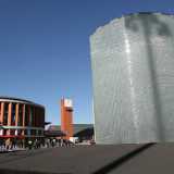 La stazione della metropolitana di Atocha, teatro del terribile attentato dell'11 marzo 2004: sulla destra si nota il grande monumento commemorativo


