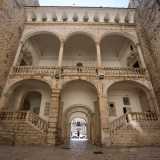 ...in cui spicca una maestosa scalinata contenuta in un volume caratterizzato da sei arcate disposte su due livelli, le cui tre superiori vanno a costituire un loggiato