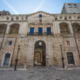 L�edificio, oggi sede del Comune, si presenta con una monumentale facciata con portale di accesso ad arco a tutto sesto e coronato da un frontone mistilineo. Spicca il profondo loggiato con volte a crociera nel livello superiore...