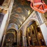 L�altare maggiore, dedicato alla Vergine di Costantinopoli...