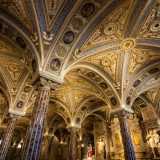 Attraverso una scala accediamo ora alla notevole e preziosa cripta: ha forma di parallelogramma coperto da ventiquattro volte a crociera sostenute da quattordici colonne marmoree di ordine ionico