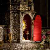 ...su quello centrale del 1693, dedicato al Santissimo Sacramento, risalta un tabernacolo in argento