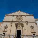 La facciata principale a cuspide tripartita e divisa in due ordini (il primo corinzio e il secondo dorico) � di ispirazione rinascimentale sebbene conservi elementi di stile romanico pugliese