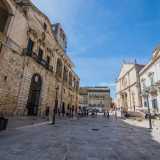 A catturare l�attenzione sono i notevoli edifici che circondano l�area, tutti costruiti durante il 500, epoca in cui il paese era signoria dei duchi d�Atri Acquaviva d�Aragona