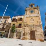 La torre � preceduta da una scultura in acciaio: raffigura un moderno e stilizzato �albero della Libert��, quello che un tempo si stagliava su questa splendida piazza, orgoglio di un intero paese