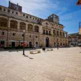 E di fronte all�edificio ecco l�altro capolavoro della piazza: Palazzo de� Mari, che prende il nome dalla famiglia che nel 1664 decise di costruire il fabbricato sui resti del preesistente castello normanno