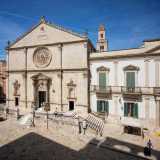 Il primo che visitiamo � la Concattedrale di Sant�Eustachio, ultimata nel 1594 sui resti di una chiesa normanna del XII secolo e il cui campanile svetta sulla parte posteriore
