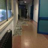 Uno dei corridoi colpiti dalla pioggia dentro L'ITC Giulio Cesare. 