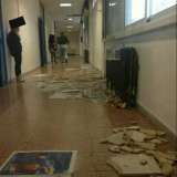 I corridoi del Giulio Cesare tra detriti di pannelli del contro soffitto e fogli di giornale per rimediare all'acqua durante i giorni di pioggia