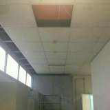 Una sezione di soffitto in cui manca un pannello con cavi elettrici a vista al Giulio Cesare
