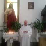 Don Mario Cavalera, tra due statue nella chiesa di San Francesco ad Acquaviva delle Fonti