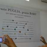 Grazie Puglia, grazie Bari. Oscar Farinetti indica il cartello con le specialit� della Puglia