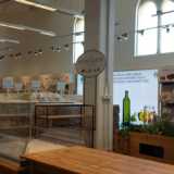 Sui banconi (nella foto coperti dalla carta) sono esposti i prodotti di Eataly che si possono acquistare