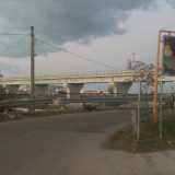 Inquadratura da lontano della fermata del bus su Strada Canestrelle (di giorno)