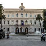 Sulla strada si stagliano a sinistra l�Ateneo cittadino, che col suo prospetto color crema domina dal 1890...