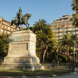 ...e sulla destra la scultura dedicata ad Umberto I, ideata nel 1905 da Filippo Cifariello