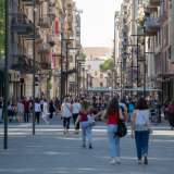 E mentre incrociamo persone che passeggiano, guardano le vetrine e fanno acquisti...