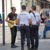 Su questo isolato facciamo la conoscenza di uno dei tanti artisti di strada che affollano l�arteria. E� il chitarrista Marcello, che da 12 anni propone cover di brani famosi ai passanti. Lo becchiamo un attimo prima che venga avvicinato e allontanato dalla polizia municipale