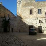 Il castello che padroneggia nel centro storico