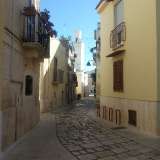 Un vico del centro srorico e, in lontananza, il campanile